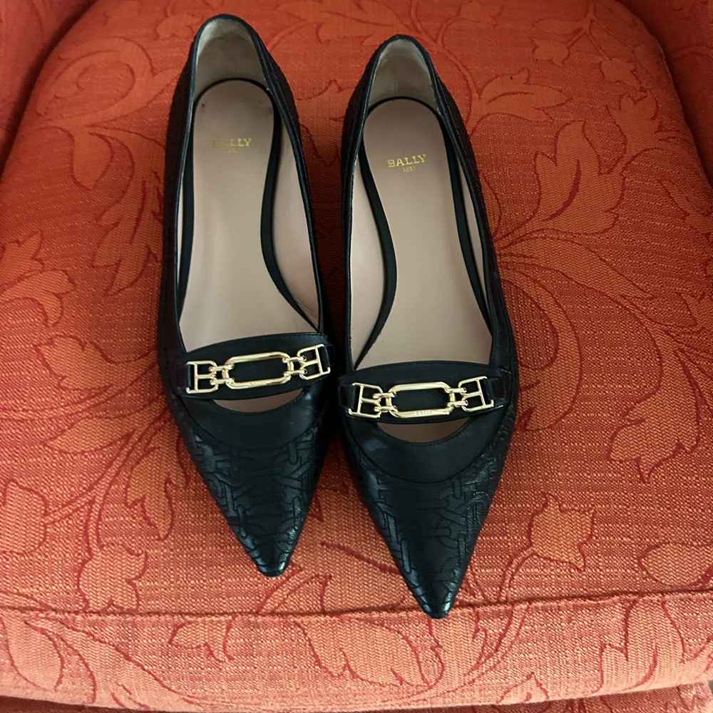 BALLY BLACK POINTED TOE FLATS